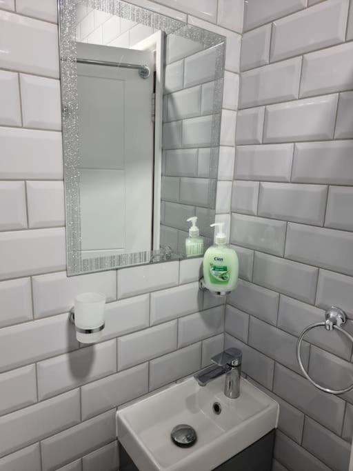 Beautiful Modern Apartment On Wick Lane London Ngoại thất bức ảnh